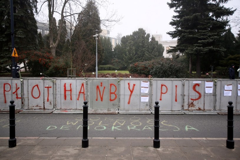 płat hańby przed sejmem