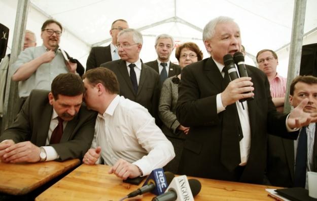 Politycy w miasteczku przed Sejmem / fot. T. Gzell /PAP
