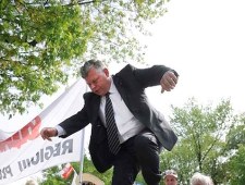 Poseł chciał przejść przez blokadę. Dostał kijem