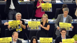 Prasa krytycznie o odrzuceniu ACTA przez PE