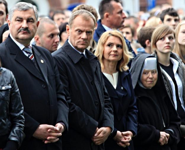 Premier Donald Tusk (C) z małżonką Małgorzatą (3,P) uczestniczą we mszy świętej / fot. G. Momot /AFP