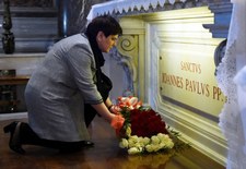 Premier Szydło złożyła kwiaty przy grobie św. Jana Pawła II
