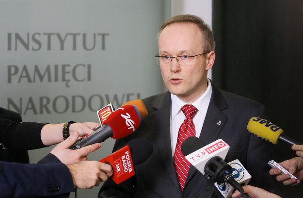 Kim jest szef IPN? Kazał czekać wdowie po Kiszczaku 2 tygodnie z tą bombą