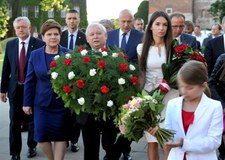 Prezes PiS, premier i ministrowie na Wawelu oddali hołd Lechowi Kaczyńskiemu