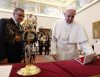 Prezydent Salwadoru podarował papieżowi fragment sutanny abp Romero 