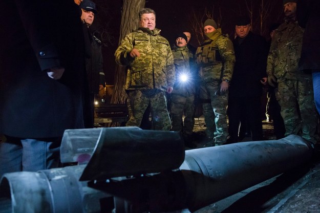 Prezydent Ukrainy Petro Poroszenko obok pozostałości po rakiecie w Kramatorsku /Presidential Press Service/MIKHAIL PALINCHAK /PAP/EPA