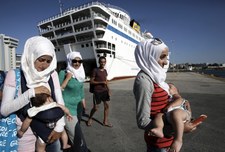 Prom z ponad 2,5 tysiącami uchodźców w Pireusie
