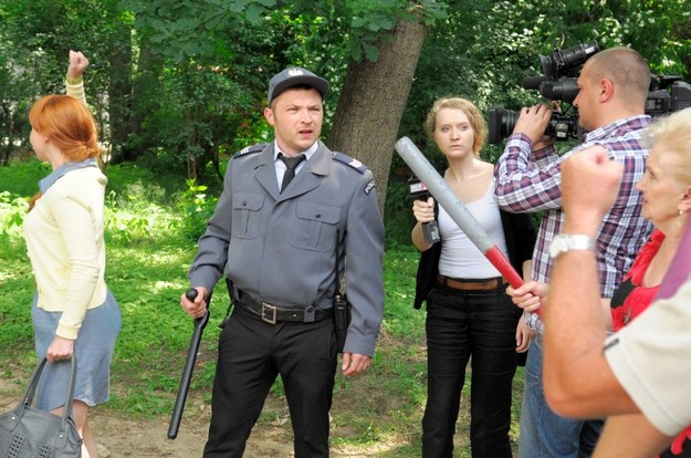 Protest mieszkańców przed kamienicą zakończy się awanturą. Rafał poczuje się zagrożony i wezwie policję. W odpowiedzi mieszkańcy kamienicy wywiozą go na taczce!