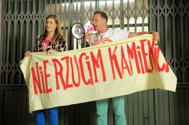 Protest mieszkańców przed kamienicą zakończy się awanturą. Rafał poczuje się zagrożony i wezwie policję. W odpowiedzi mieszkańcy kamienicy wywiozą go na taczce!