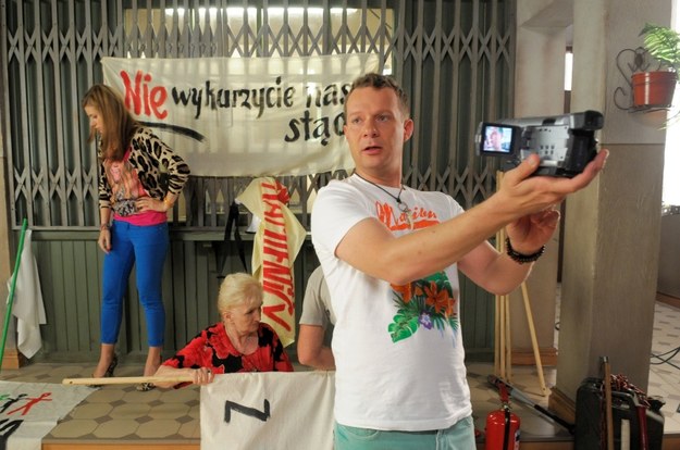 Protest mieszkańców przed kamienicą zakończy się awanturą. Rafał poczuje się zagrożony i wezwie policję. W odpowiedzi mieszkańcy kamienicy wywiozą go na taczce!