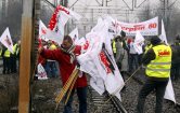 Protestujący górnicy blokują tory kolejowe w Katowicach