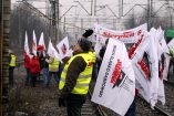 Protestujący górnicy blokują tory kolejowe w Katowicach