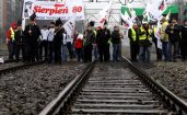 Protestujący górnicy blokują tory kolejowe w Katowicach