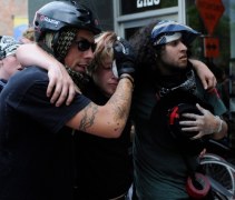 Przepychanki z policją podczas antywojennego protestu w Chicago 