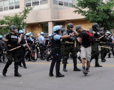 Przepychanki z policją podczas antywojennego protestu w Chicago 
