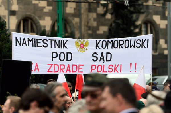 Przeciwnicy prezydenta Komorowskiego z transparentami