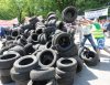 Przed Sejmem taksówkarze odpalili petardy, słychać było klaksony i piszczałki, rzucali rolkami papieru toaletowego