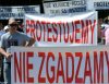 Przed Sejmem taksówkarze odpalili petardy, słychać było klaksony i piszczałki, rzucali rolkami papieru toaletowego