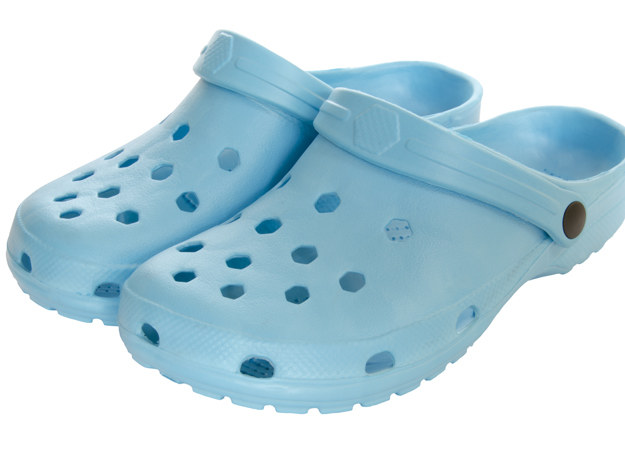Przedszkolaki mogą chodzić w butach typu crocs bez obaw. /©123RF/PICSEL