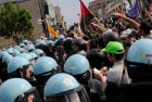 Przepychanki z policją podczas antywojennego protestu w Chicago