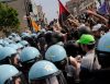 Przepychanki z policją podczas antywojennego protestu w Chicago 