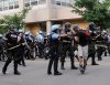 Przepychanki z policją podczas antywojennego protestu w Chicago 