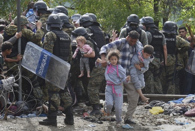 Przez grecko-macedońską granicę przedarły się tysiące uchodźców /GEORGI LICOVSKI /PAP/EPA