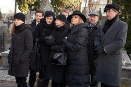 Przy rodzinnym grobie Lubiczów widzowie zobaczą najbliższych zmarłego – żonę Grażynkę (Małgorzata Ostrowska-Królikowska) z twarzą ukrytą w dłoniach, zapłakaną córkę  Kasię (Julia Królikowska), smutną Bożenkę (Agnieszka Kaczorowska) i Maćka (Piotr Swend), którego podtrzymywać będzie Mariusz Kwarc (Mariusz Krzemiński), przyjaciel Ryszarda. Po drugiej stronie Grażynki stać będzie jego rodzeństwo - Paweł (Tomasz Stockinger), Elżbieta (Barbara Bursztynowicz) i Monika (Izabela Trojanowska). Za nimi Jerzy (Andrzej Grabarczyk), Krystyna (Agnieszka Kotulanka) z Pawełkiem (Szymon Kanownik), Feliks (Jan Piechociński), Kamila (Michalina Robakiewicz) z Błażejem (Maciej Chorzelski), ciocia Stasia (Kazimiera Utrata) z mężem Jeremiaszem (Wincenty Grabarczyk). Na pogrzebie będzie też Miłosz (Konrad Darocha), który w tych dramatycznych chwilach okaże się wsparciem dla Bożenki.