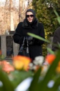 Przy rodzinnym grobie Lubiczów widzowie zobaczą najbliższych zmarłego – żonę Grażynkę (Małgorzata Ostrowska-Królikowska) z twarzą ukrytą w dłoniach, zapłakaną córkę  Kasię (Julia Królikowska), smutną Bożenkę (Agnieszka Kaczorowska) i Maćka (Piotr Swend), którego podtrzymywać będzie Mariusz Kwarc (Mariusz Krzemiński), przyjaciel Ryszarda. Po drugiej stronie Grażynki stać będzie jego rodzeństwo - Paweł (Tomasz Stockinger), Elżbieta (Barbara Bursztynowicz) i Monika (Izabela Trojanowska). Za nimi Jerzy (Andrzej Grabarczyk), Krystyna (Agnieszka Kotulanka) z Pawełkiem (Szymon Kanownik), Feliks (Jan Piechociński), Kamila (Michalina Robakiewicz) z Błażejem (Maciej Chorzelski), ciocia Stasia (Kazimiera Utrata) z mężem Jeremiaszem (Wincenty Grabarczyk). Na pogrzebie będzie też Miłosz (Konrad Darocha), który w tych dramatycznych chwilach okaże się wsparciem dla Bożenki.