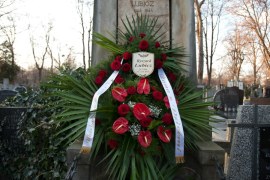 Przy rodzinnym grobie Lubiczów widzowie zobaczą najbliższych zmarłego – żonę Grażynkę (Małgorzata Ostrowska-Królikowska) z twarzą ukrytą w dłoniach, zapłakaną córkę  Kasię (Julia Królikowska), smutną Bożenkę (Agnieszka Kaczorowska) i Maćka (Piotr Swend), którego podtrzymywać będzie Mariusz Kwarc (Mariusz Krzemiński), przyjaciel Ryszarda. Po drugiej stronie Grażynki stać będzie jego rodzeństwo - Paweł (Tomasz Stockinger), Elżbieta (Barbara Bursztynowicz) i Monika (Izabela Trojanowska). Za nimi Jerzy (Andrzej Grabarczyk), Krystyna (Agnieszka Kotulanka) z Pawełkiem (Szymon Kanownik), Feliks (Jan Piechociński), Kamila (Michalina Robakiewicz) z Błażejem (Maciej Chorzelski), ciocia Stasia (Kazimiera Utrata) z mężem Jeremiaszem (Wincenty Grabarczyk). Na pogrzebie będzie też Miłosz (Konrad Darocha), który w tych dramatycznych chwilach okaże się wsparciem dla Bożenki.