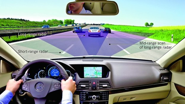 Radar główny długiego zasięgu (do 200 m), średni zasięg radaru głównego (do 60 m) i radar krótkiego zasięgu (0,2 do 30 m). /Mercedes