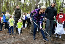 Radom: Agata Kornhauser-Duda wzięła udział w akcji sadzenia drzew 