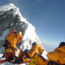 Rekordowa liczba osób weszła w sobotę na Mount Everest