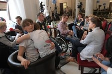 Rodzice niepełnosprawnych protestują w Sejmie. Co na to rząd?