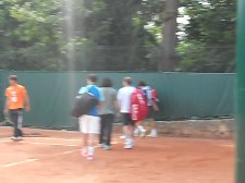 Roger Federer wita się w Jerzym Janowiczem. Film