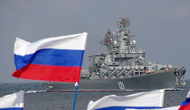 Rosyjski krążownik zbliża się do okrętów Ukrainy /AFP