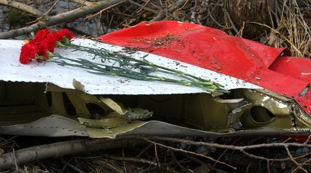 Pierwsze wyniki badania "czarnych skrzynek" Równolegle śledczy badają zapisy rozmów polskich pilotów z rosyjskimi kontrolerami lotu /AFP