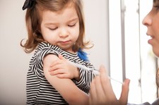 "Rz": Coraz więcej Polaków nie szczepi dzieci 