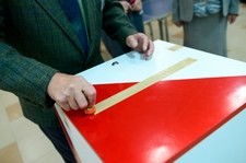 "Rzeczpospolita": Wyborcy niezadowoleni z partii. Sondaż
