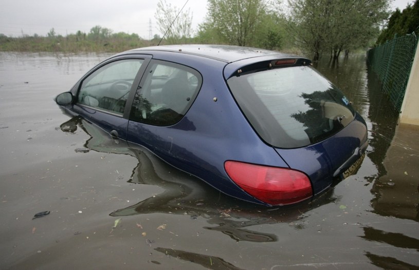 Jak rozpoznać samochód po powodzi? motoryzacja.interia.pl