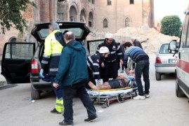 Ratownicy pracujący w Finale Emilia przenoszą do ambulansu jednego z poszkodowanych