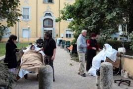 Pacjenci szpitala w Finale Emilia ewakuowani po silnym trzęsieniu ziemi, które nawiedziło region
