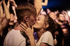 Sondaż: Polacy wierzą w miłość od pierwszego wejrzenia