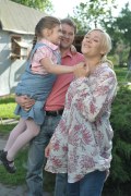   Sonia Bohosiewicz, którą obecnie można oglądać w serialu "Usta Usta" w roli Izy Nowak, zagrała w filmie pt. "Laura" z cyklu "Prawdziwe historie" w TVN.

Aktorka wcieliła się w postać Marleny, żony Zbyszka Nowaka (Krzysztof Respondek) - górnika, który cudem ocalał z katastrofy w kopalni Halemba. 
- Moja bohaterka sporo w życiu wycierpiała - mówi Sonia Bohosiewicz. 
- Wiele lat temu ziemia pochłonęła jej brata, także z zawodu górnika. Teraz znowu spadną na nią podobne dramatyczne wydarzenia, z którymi będzie musiała sobie sama poradzić. Dzięki postaci Marleny i jej teściowej (Anna Seniuk) widzowie mogą zaobserwować, jak w sytuacjach zagrożenia życia członków rodziny radzą sobie kobiety na Śląsku. 	
- Wczucie się w moją bohaterkę wymagało ode mnie sporo wysiłku - przyznaje artystka. 
- W końcu opowiadamy bardzo wzruszającą historię. Ale - jak wiadomo - dla nas, aktorów, tego typu role to istna pożywka. 
Jak zaznacza Sonia Bohosiewicz, najtrudniej grało jej się sceny w szpitalu, do którego jej filmowy mąż trafił po akcji ratowniczej. 
- Rola Marleny była moja pierwszą, jaką przyjęłam po urodzeniu dziecka - wspomina. 

- Na plan pojechałam razem z trzymiesięcznym synkiem, którym na zmianę opiekowały się moja mama i siostra. Wszystko działo się więc stosunkowo szybko. Nie zdążyłam do siebie w pełni dojść po ciąży i porodzie. Jedne ze zdjęć kręciliśmy w szpitalu na piętrze niedaleko oddziału dziecięcego. Przez kilka godzin patrzyłam na cierpienie najmłodszych. Nie mogłam sobie poradzić z tym widokiem ani płaczem, który dobiegał do moich uszu. Była to dla mnie istna trauma.