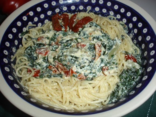 Spaghettis z boćwiną, ricottą, suszonymi pomidorami