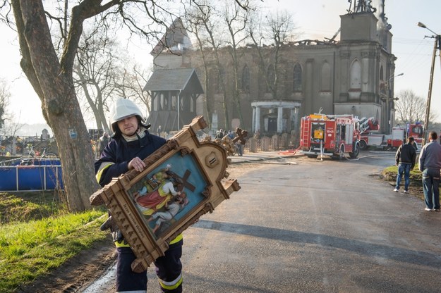 RMF24: Pożar zabytkowego kościoła w Rogowie Strażacy zabezpieczają wyposażenie świątyni podczas akcji dogaszania pożaru zabytkowego kościoła /Tytus Żmijewski /PAP
