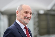 "Super Express": Pół miliona dla fundacji córki Macierewicza