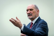 "Super Express": W ostatnich dniach rządów Macierewicz wypłacił wysokie nagrody