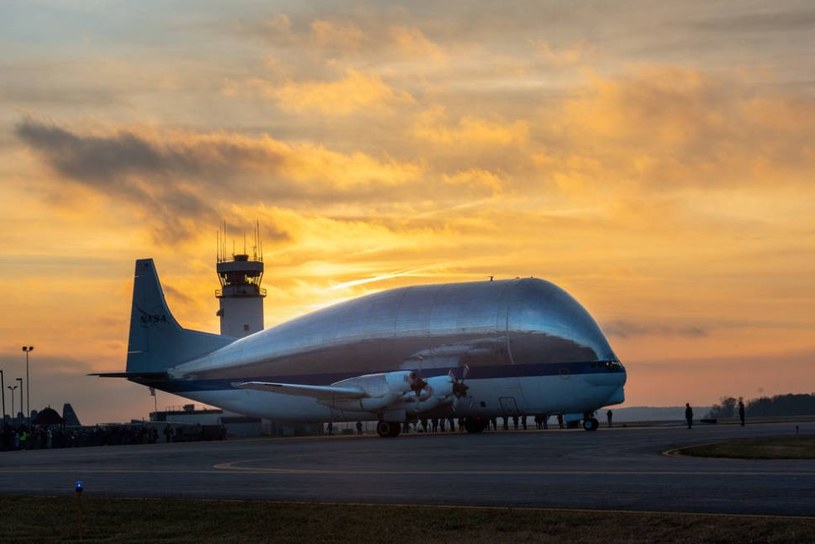 Ogromny Samolot Super Guppy Dostarczy Kapsu Kosmiczn Dla Nasa