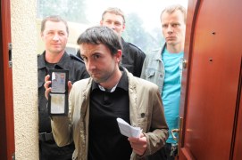 Sylwia (Agnieszka Żulewska), asystentka Jerzego (Bronisław Wrocławski), zafunduje mu piramidalne kłopoty. Oskarży go o molestowanie seksualne!